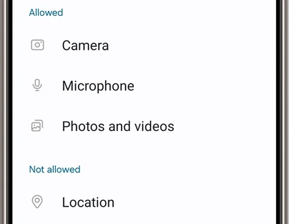 Galaxy 앱 권한에서 Camera와 Photos and videos가 별도 항목인 공식 예시