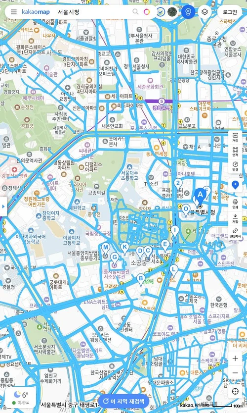 현재 카카오맵 공식 PC 웹의 서울시청 주변 로드뷰 파란색 제공 도로와 선택된 로드뷰 버튼